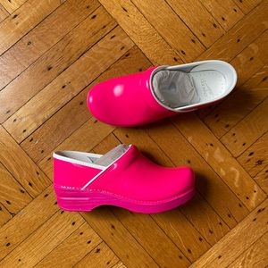 Neon pink Dansko clogs! Size 39, new in box